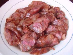 香肠用清水洗净，切片备用