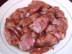 香肠用清水洗净，切片备用