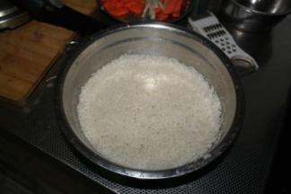 大米淘洗后，放入锅中