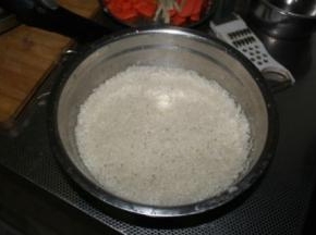 大米淘洗后，放入锅中