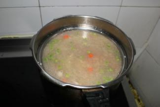 加入适量清水，水量比平时煮饭时多放一些，放入高压锅中蒸熟