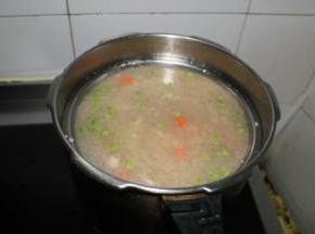 加入适量清水，水量比平时煮饭时多放一些，放入高压锅中蒸熟