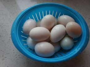 鸭蛋用清水洗净外壳，去除异味