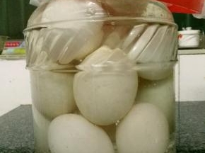 将鸭蛋表面残留的清水抹干净，把鸭蛋放入盐水中浸泡，保持水位在鸭蛋上方，盖盖密封15-20天