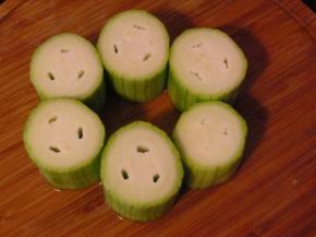 丝瓜洗净去皮和头尾，切成4厘米左右小块，用勺子把里面的瓤挖出大概1厘米的深度