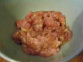 肉馅加适量的葱姜蒜末，放上生抽、蚝油、盐和胡椒粉拌匀