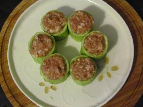 把调好味的肉馅塞入丝瓜凹槽里，热水大火蒸5分钟