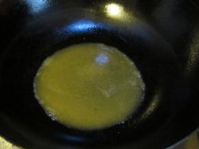 炒锅热油，蒜末爆香，把蒸丝瓜的汤汁倒入炒锅中，放上适量水淀粉勾芡，关火加盐和鸡精