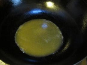 炒锅热油，蒜末爆香，把蒸丝瓜的汤汁倒入炒锅中，放上适量水淀粉勾芡，关火加盐和鸡精