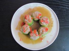 将熬好的蒜汁淋在丝瓜酿上，撒上番茄碎装饰