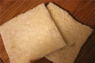 吐司片去边，鸡蛋打散，加白糖搅成蛋液