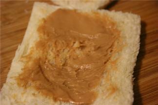 吐司片上抹上一层花生酱