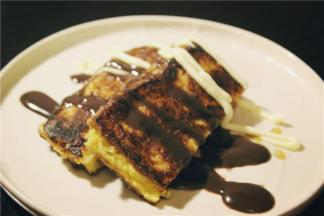 煎成金黄焦脆时出锅，横切两半，淋上炼乳和沙拉酱，配上一杯燕麦，迎接活力满满的一天