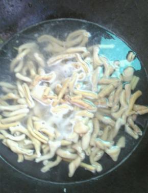 焯水去腥，捞出控干水分