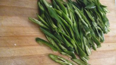 姜蒜切好备用，二荆条洗净斜刀切成条状