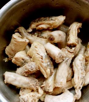 鸭脖用水清洗干净，切成合适的大小放入沸水中煮开撇去血沫，捞出控干水分