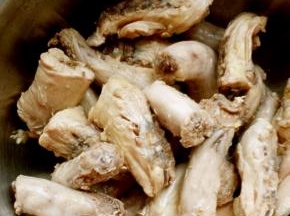 鸭脖用水清洗干净，切成合适的大小放入沸水中煮开撇去血沫，捞出控干水分