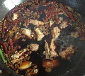 倒入适量的清水，大火煮开，转小火煮50分钟左右