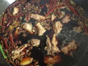 倒入适量的清水，大火煮开，转小火煮50分钟左右