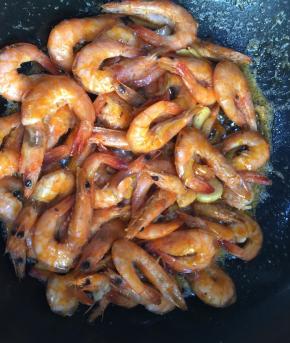 倒入炸好的明虾。倒入生抽，料酒，蚝油和少许的盐，翻炒均匀