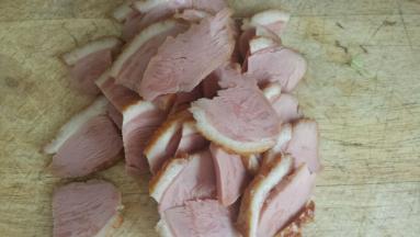 我买的是熏好的鸭胸肉，简单的清洗一下切成片状