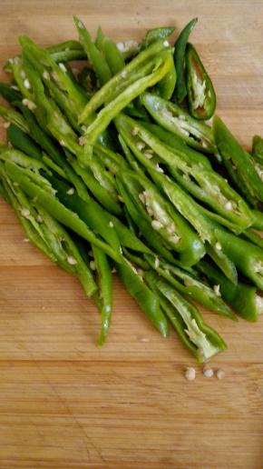 青椒和洋葱洗净切好