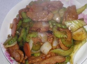 加入盐调味，翻炒均匀就可以出锅了