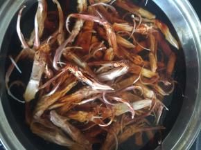 买来的鸭舌多搓洗几遍，清洗干净