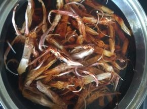 买来的鸭舌多搓洗几遍，清洗干净
