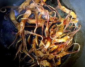 转小火煮20分钟，加盐调味