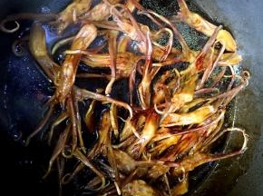 转小火煮20分钟，加盐调味