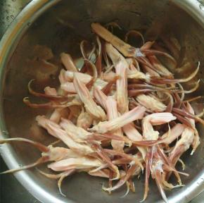 买来的鸭舌清洗干净，多搓洗几遍