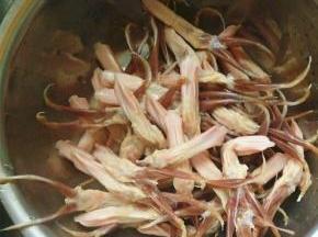 买来的鸭舌清洗干净，多搓洗几遍