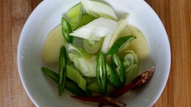 葱姜蒜切好备用