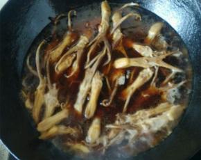 加没过鸭舌的开水，大火烧开