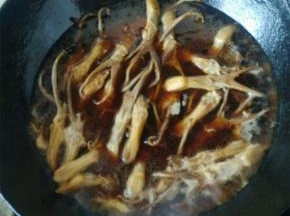 加没过鸭舌的开水，大火烧开