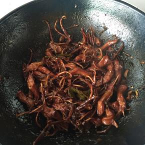 汤汁快干的时候开大火收汁，汁水收干之后就可以食用了