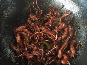 汤汁快干的时候开大火收汁，汁水收干之后就可以食用了