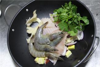 事先将原材料全部放入锅中