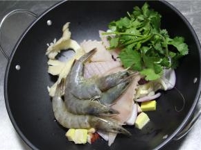 事先将原材料全部放入锅中