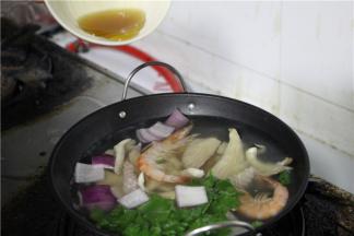 待其煮开后，加入鱼露