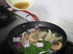 待其煮开后,加入鱼露