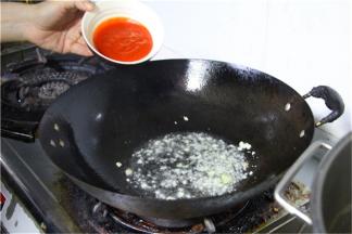 然后加入蒜蓉，泰式辣椒酱爆香