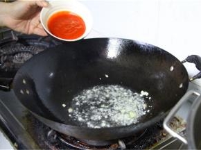然后加入蒜蓉，泰式辣椒酱爆香