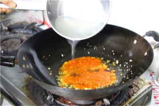 加入高汤化开酱汁