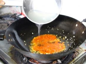 加入高汤化开酱汁