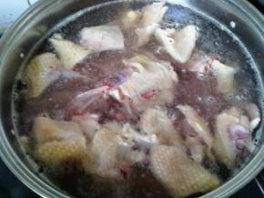 鹅肉切块，切好后用水清洗干净，放入沸水中过焯，去除血沫