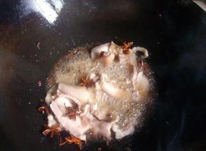 油锅中放入适量食用油和肥猪肉，把姜蒜放进去爆香，放上八角和豆瓣酱增鲜，把鹅肉倒进去翻炒