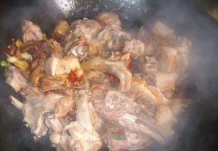 放上适量的酱油、糖和料酒翻炒