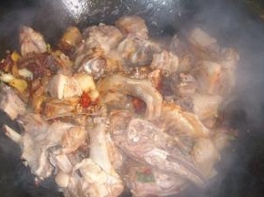放上适量的酱油、糖和料酒翻炒